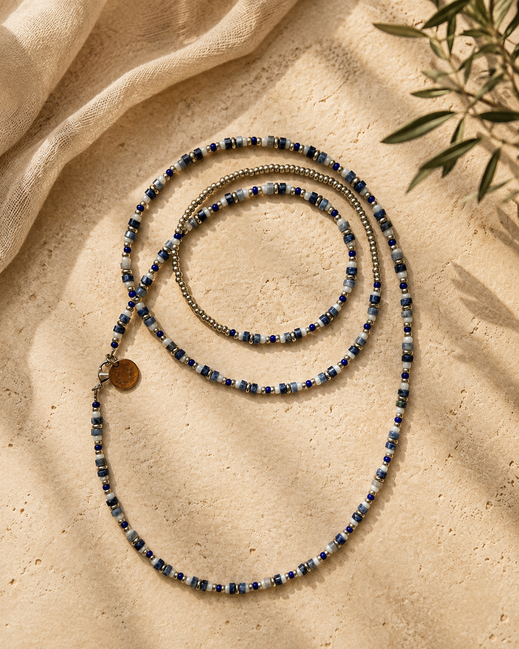 Lange blauw-witte ketting met natuursteentjes en zilverkleurig details