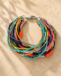 Korte kleurige statementketting met schelp, glas, kunststof en metaal. Sluiting: grove metalen schakel.
