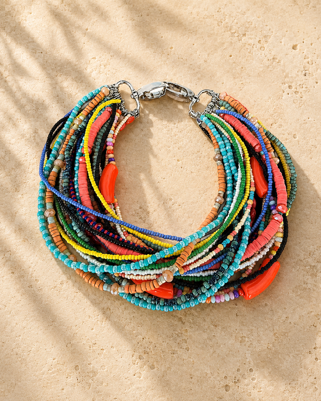 Korte kleurige statementketting met schelp, glas, kunststof en metaal. Sluiting: grove metalen schakel.