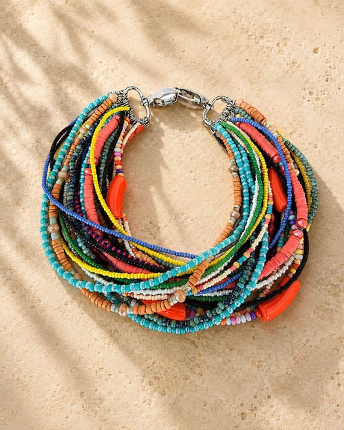 Korte kleurige statementketting met schelp, glas, kunststof en metaal. Sluiting: grove metalen schakel.