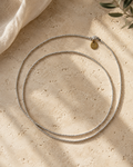 Lange ketting met  fijne zilverkleurige glaskraaltjes 