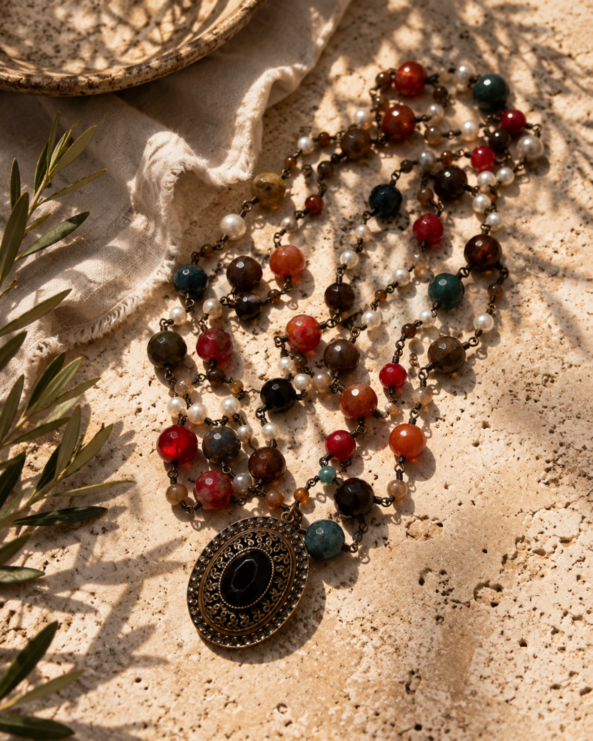 Reimagined vintage necklace, kralen en metaal en vintage hanger met zwarte steen, lengte ketting: ca. 170 cm